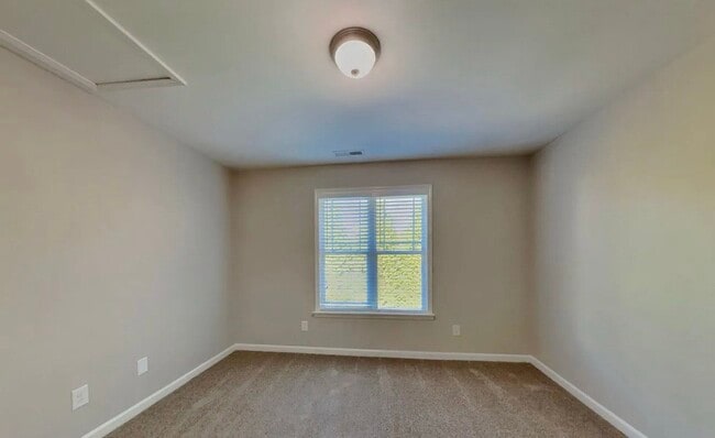 Building Photo - Spacious 3-Bedroom House with Cozy Living Spaces