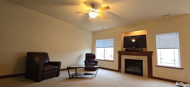 Foto del edificio - 823 SE Crossings Ln