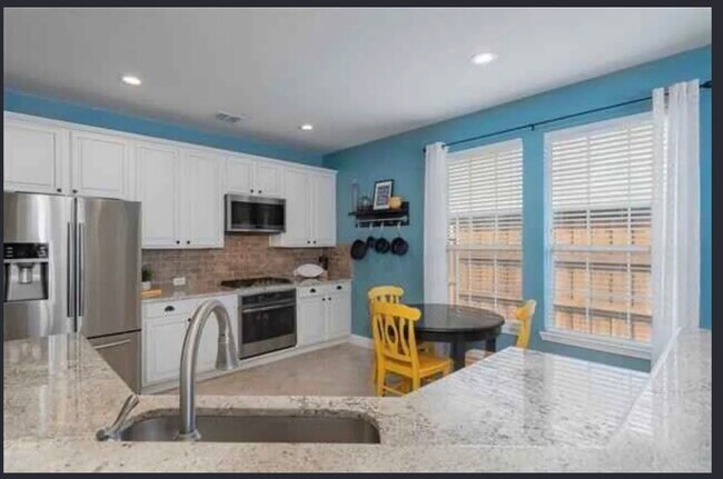 Foto del edificio - 2716 Zoeller Dr