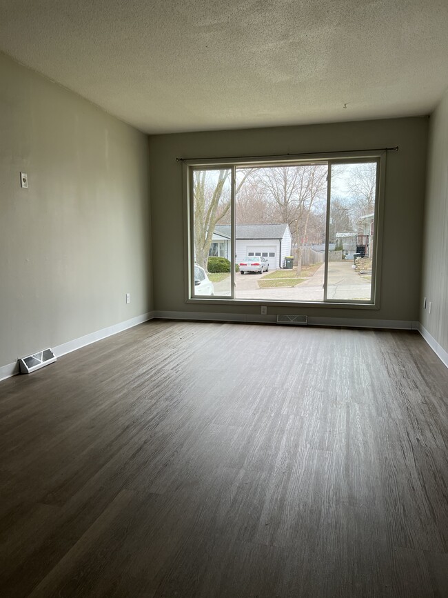 Building Photo - 2021 Davis St