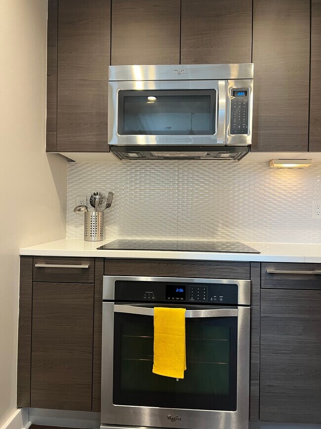 Cocina de 5 quemadores, horno y microondas - 3606 Rock Creek Church Rd NW