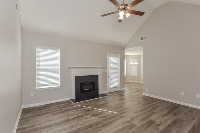 Foto del edificio - 180 Creekview Blvd