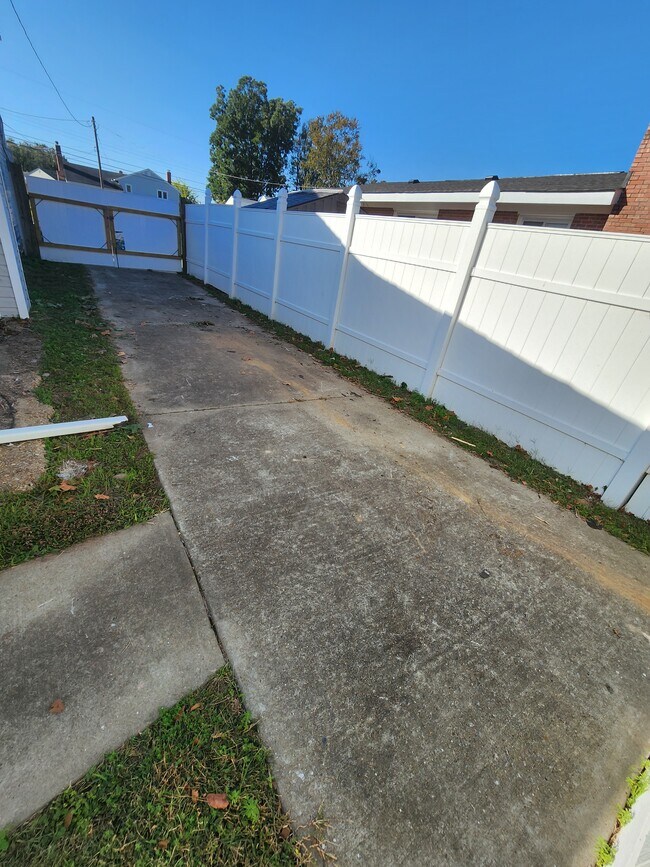 Private parking - 5532 Forest View Dr