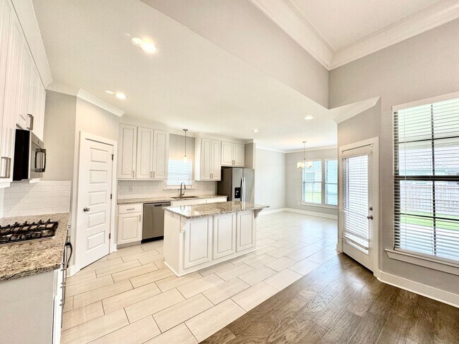 Building Photo - Warm Elegance in The Willows - 4Bedroom 2B...