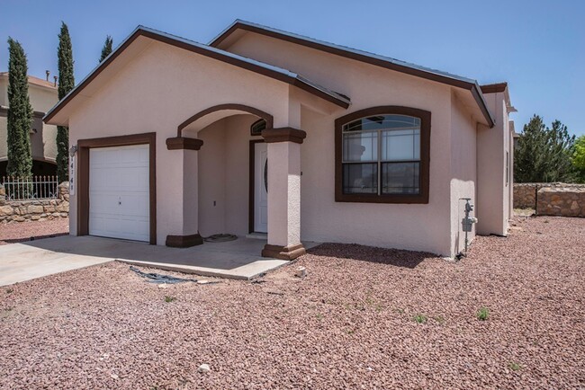 Building Photo - ENERGY EFFICIENT HORIZON CITY HOME