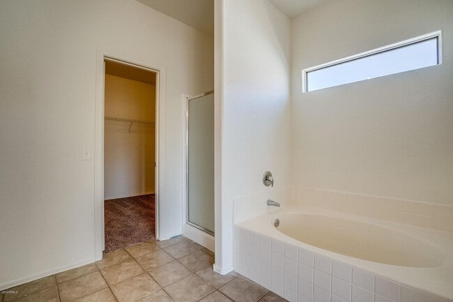Building Photo - Charming 4 Bedroom 3 Bath 3 Car garage Hom...