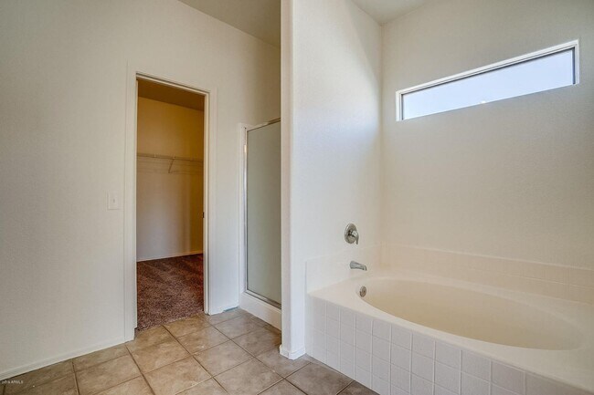 Foto del edificio - Charming 4 Bedroom 3 Bath 3 Car garage Hom...