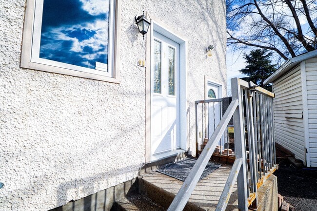 Building Photo - 1126 Cyrville Rd