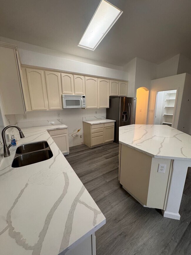 Foto del edificio - Available Now