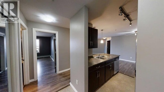 Photo du bâtiment - 9120-9196 96 Ave