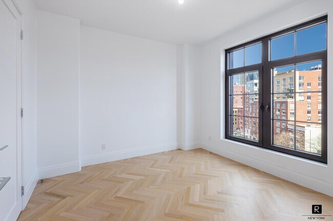 Foto del edificio - 300 W 122nd St