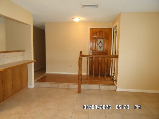 Building Photo - 3 bedrooms, 1.75 bathrooms, on Victorville...