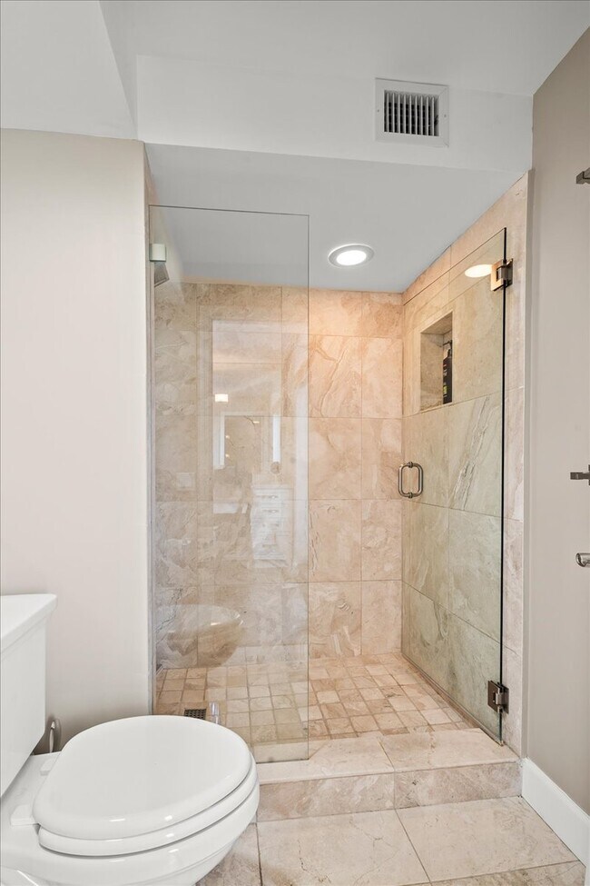 Foto del edificio - La Mer Condo