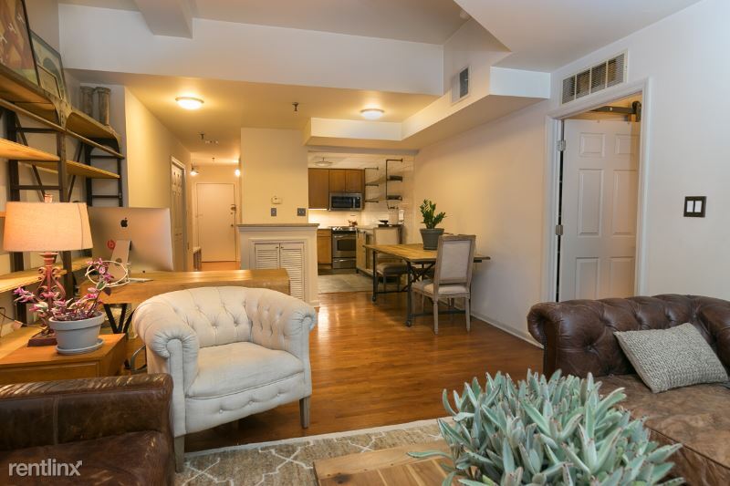 Foto principal - 227 Christopher Columbus Dr