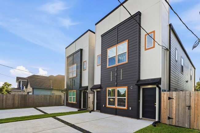 Building Photo - 9819 Turnbow St