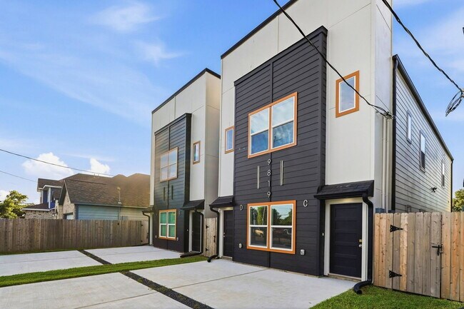 Foto del edificio - 9819 Turnbow St