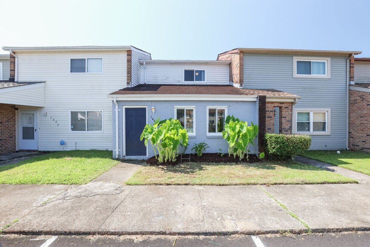 Primary Photo - Great Green Run townhouse ready to be love...