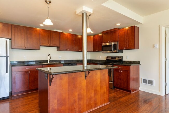 Building Photo - Large 2 Bedroom, 2 Bathroom with GREAT Lay...