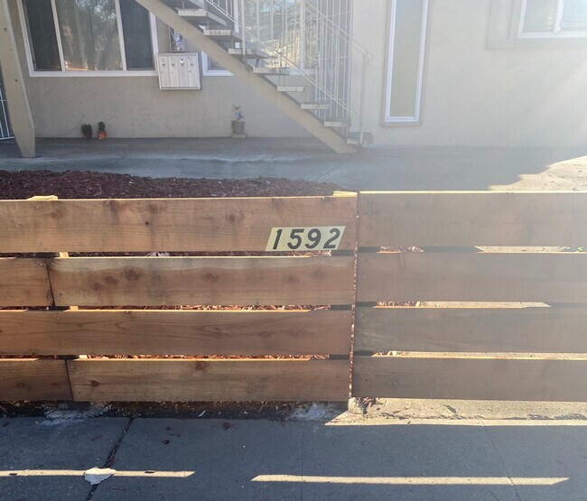 Foto del edificio - 1592 Blossom Hill Rd