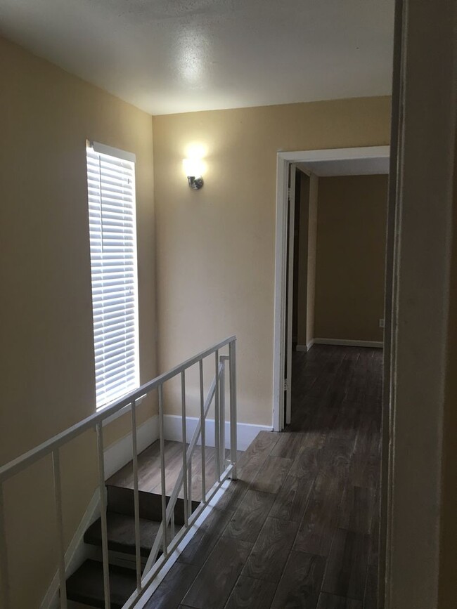 Building Photo - 2 BR 1.5 BA Two Story Townhome