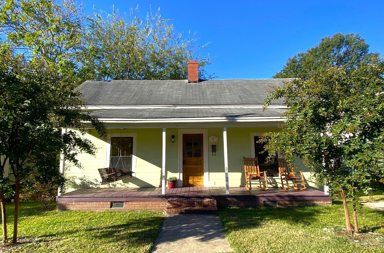 Primary Photo - 229 College St