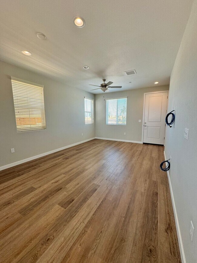 Foto del edificio - Brand New 3 Bedroom 2.5 Bathroom Home Comi...