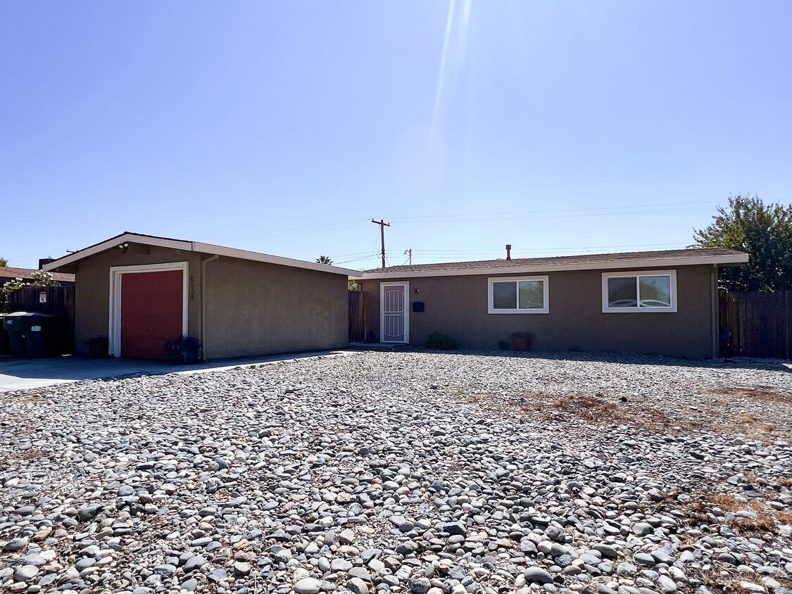 Foto principal - Beautifully Upgraded Home with Low Mainten...