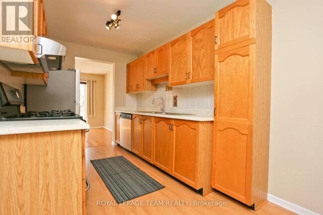 Building Photo - 15 Forestlane Private