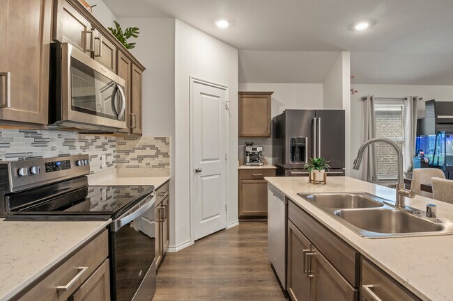 Building Photo - 2038 Croton Ave