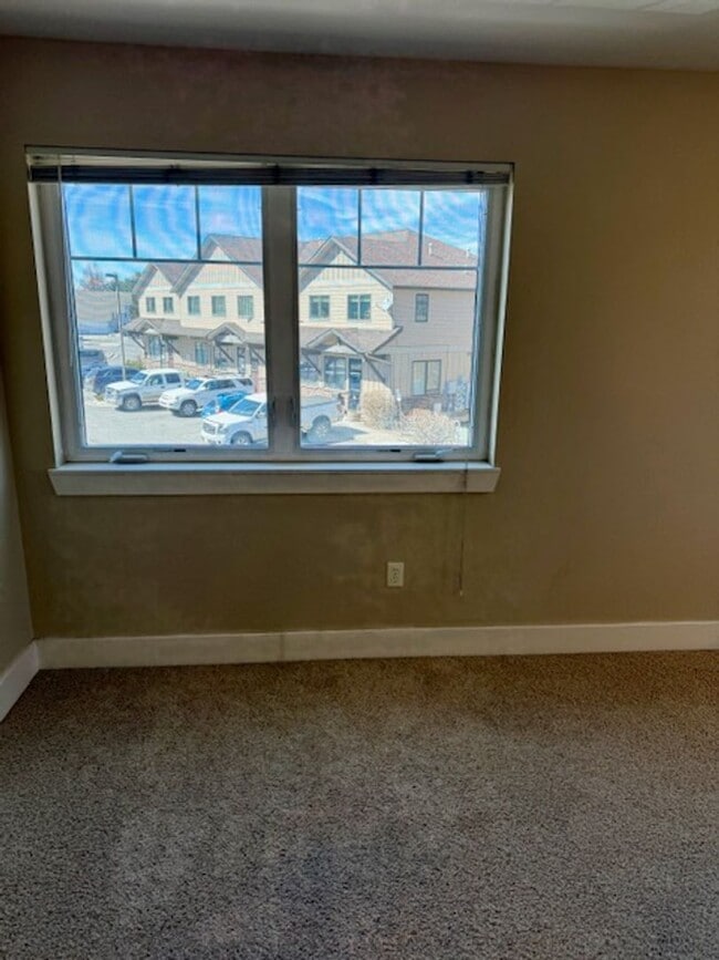 Building Photo - 2 Bedroom 1 Bathroom Apartment  NEW PRICE UPDATE