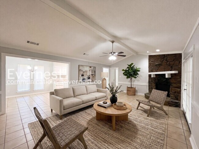Building Photo - 3 Bed, 2 Bath Home with Fenced Yard / Pet-Friendly / Coming Soon!