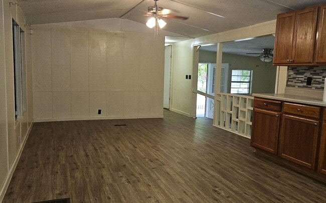Building Photo - 225 Pecan Ln