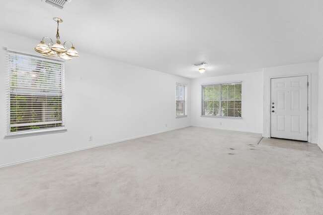 Building Photo - Charming Home Awaits: Spacious & in a Prim...