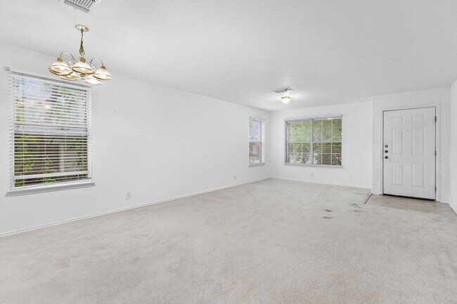 Foto del edificio - Charming Home Awaits: Spacious & in a Prim...