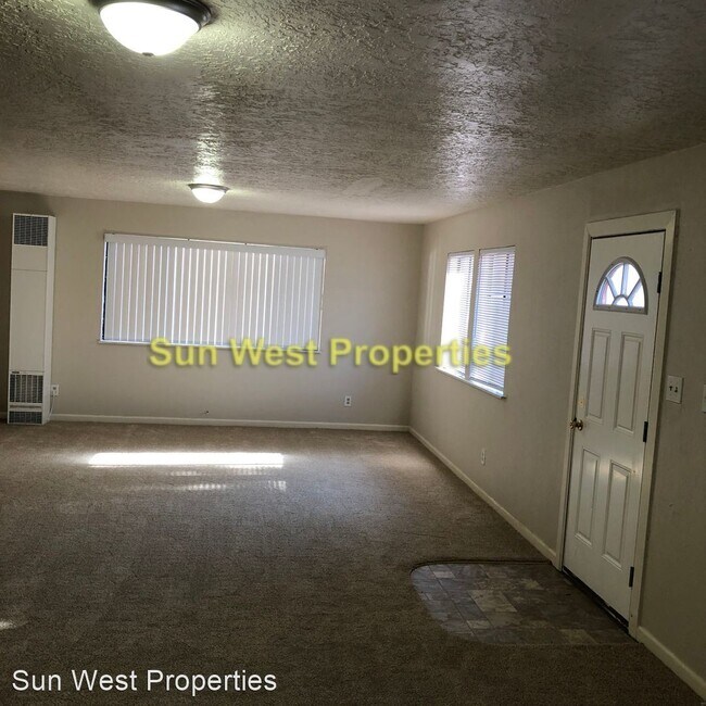 Building Photo - 3 br, 1 bath House - 405 N. Mesa Verde