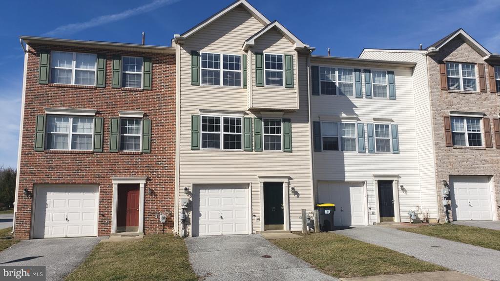 Primary Photo - 19 Saddle Ridge Ct