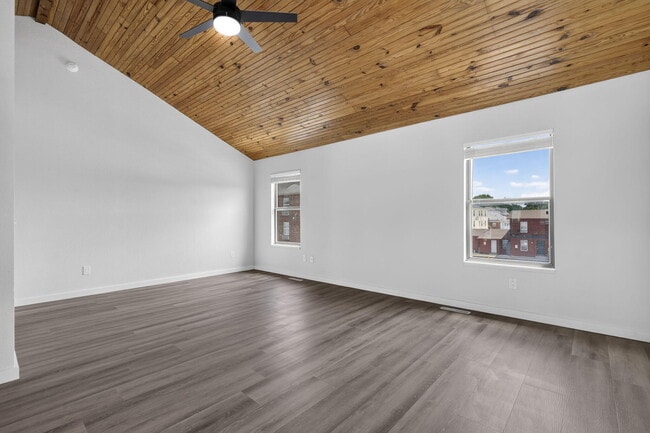 Building Photo - 1030 E Elm St