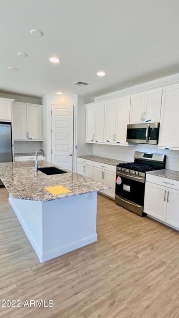Building Photo - 4 bedroom, 3 bathroom home located in the ...