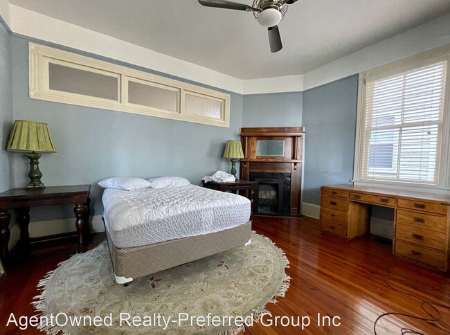 Building Photo - 3 br, 2.5 bath House - 32 1/2 Chapel Street