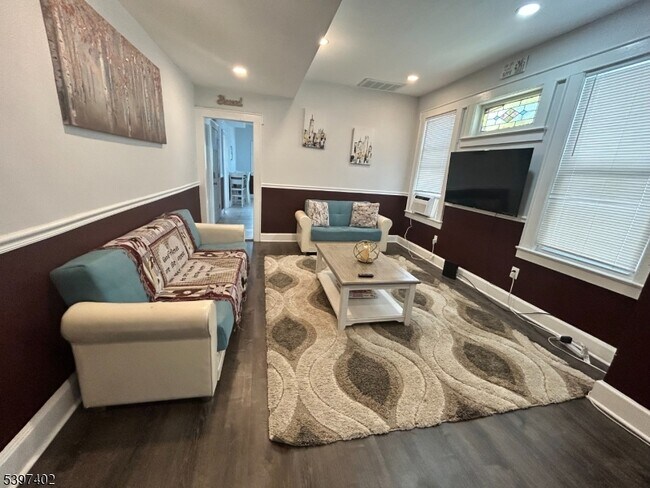 Building Photo - 142 Mapes Ave