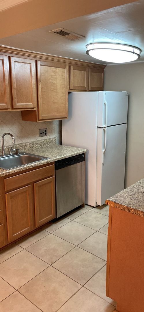 Building Photo - 2 Bedroom 1.5 Bath Townhome