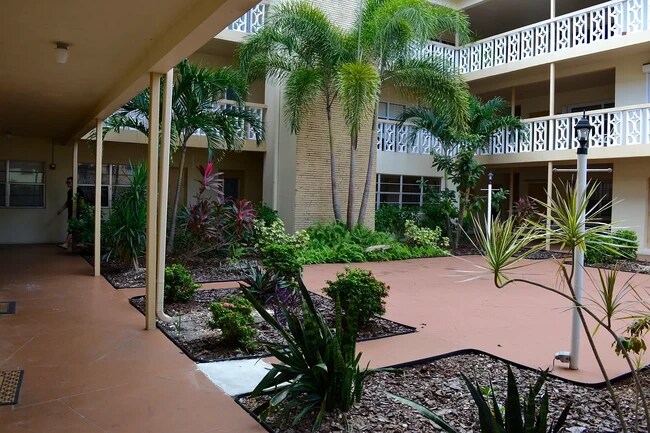 Patio - 1958 Monroe St