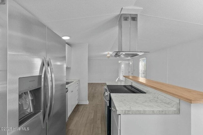 Building Photo - 3 bedroom Available Now!