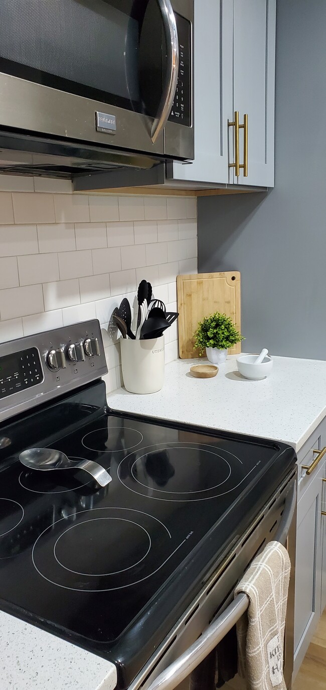 Full kitchen - 920 Hugo Cir