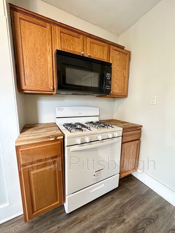 Building Photo - 922 Fordham Ave
