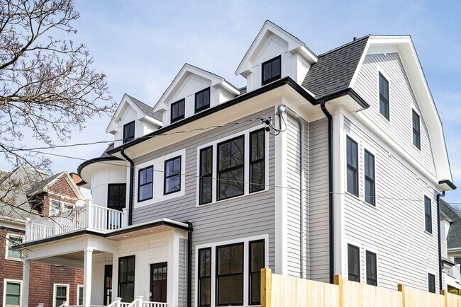 Building Photo - 77 Thorndike St