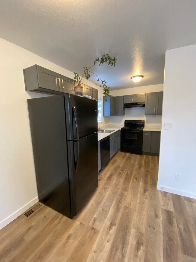 Building Photo - 702 W Le Bon Cir