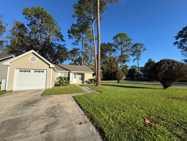 Building Photo - 3/2  fenced in yard!