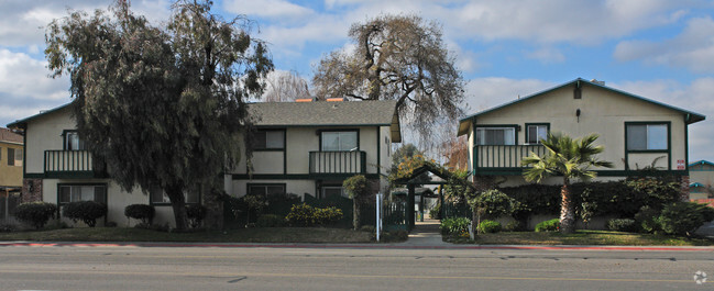 Building Photo - Oak Tree Apartments