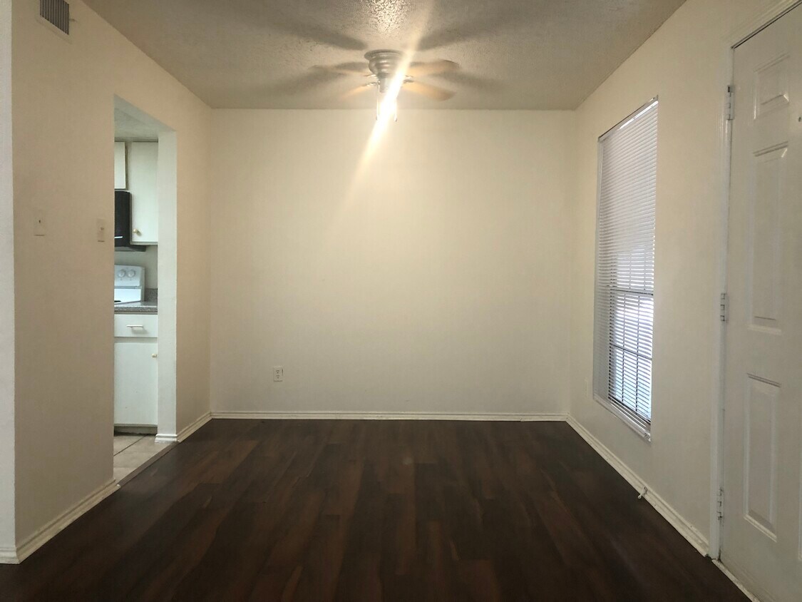 Foto principal - 2401 Leon St
